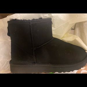 UGG mini II new in box size 7